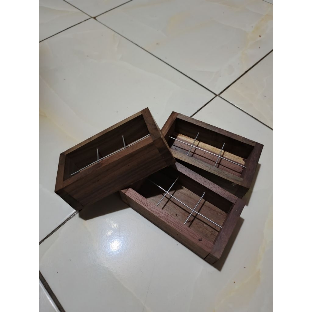 Wadah Pakan Burung Ternak/Ombyokan Kayu Kotak