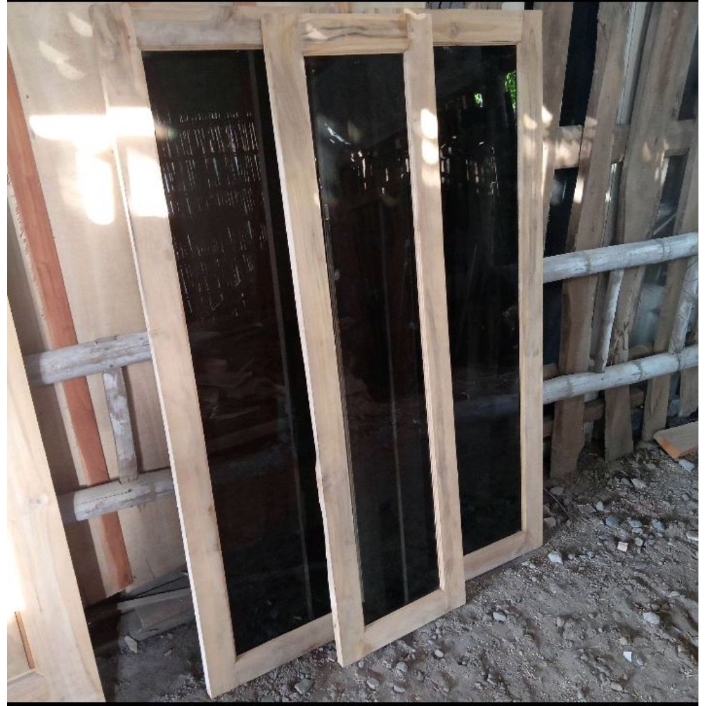 daun jendela kaca hitam