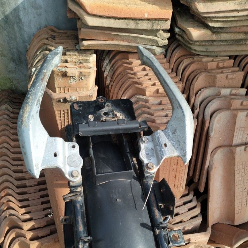 behel belakang tiger revo