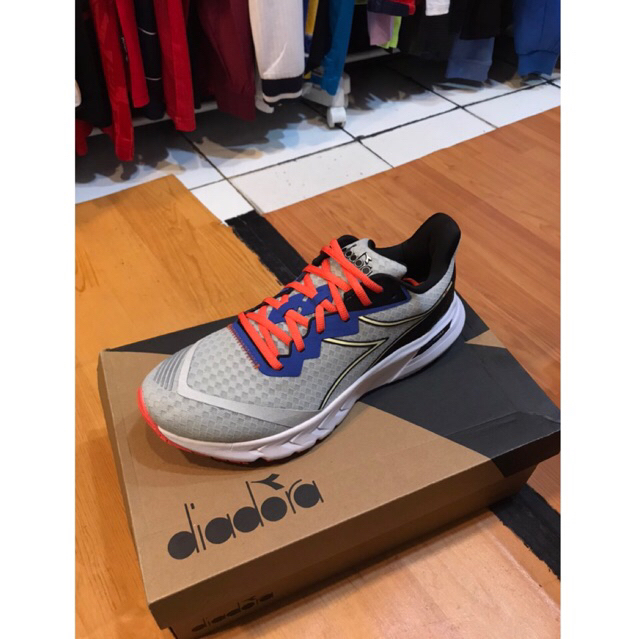 SEPATU PRIA MEREK DIADORA ORIGINAL AUTHENTIC (BNIB) MYTHOS BLUSHIELD VOLO 2 (M)