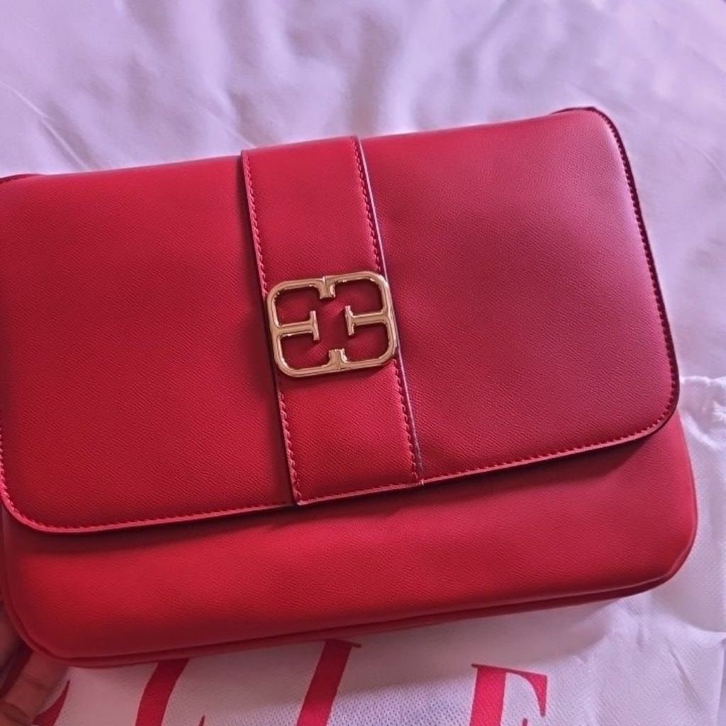Tas Selempang Elle warna merah cabe