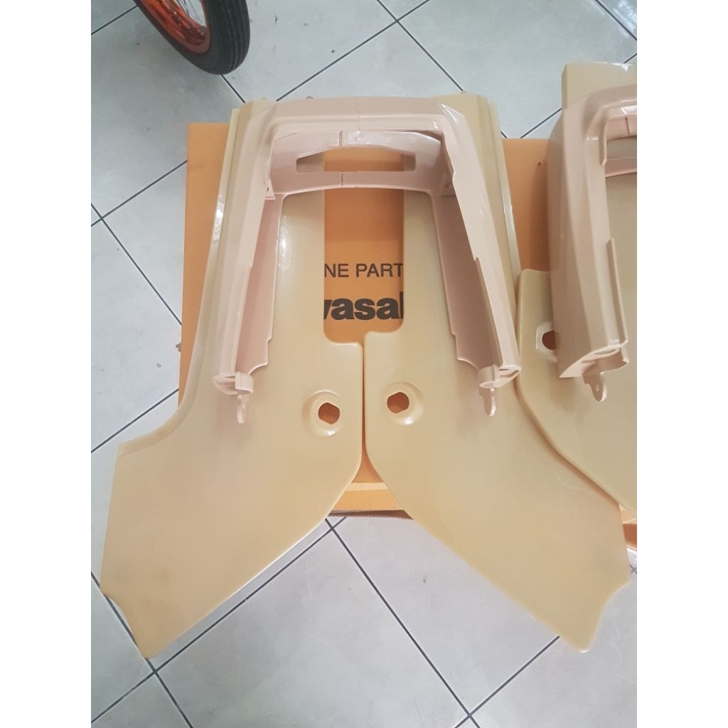 body belakang kotak kawasaki KR150 original gading