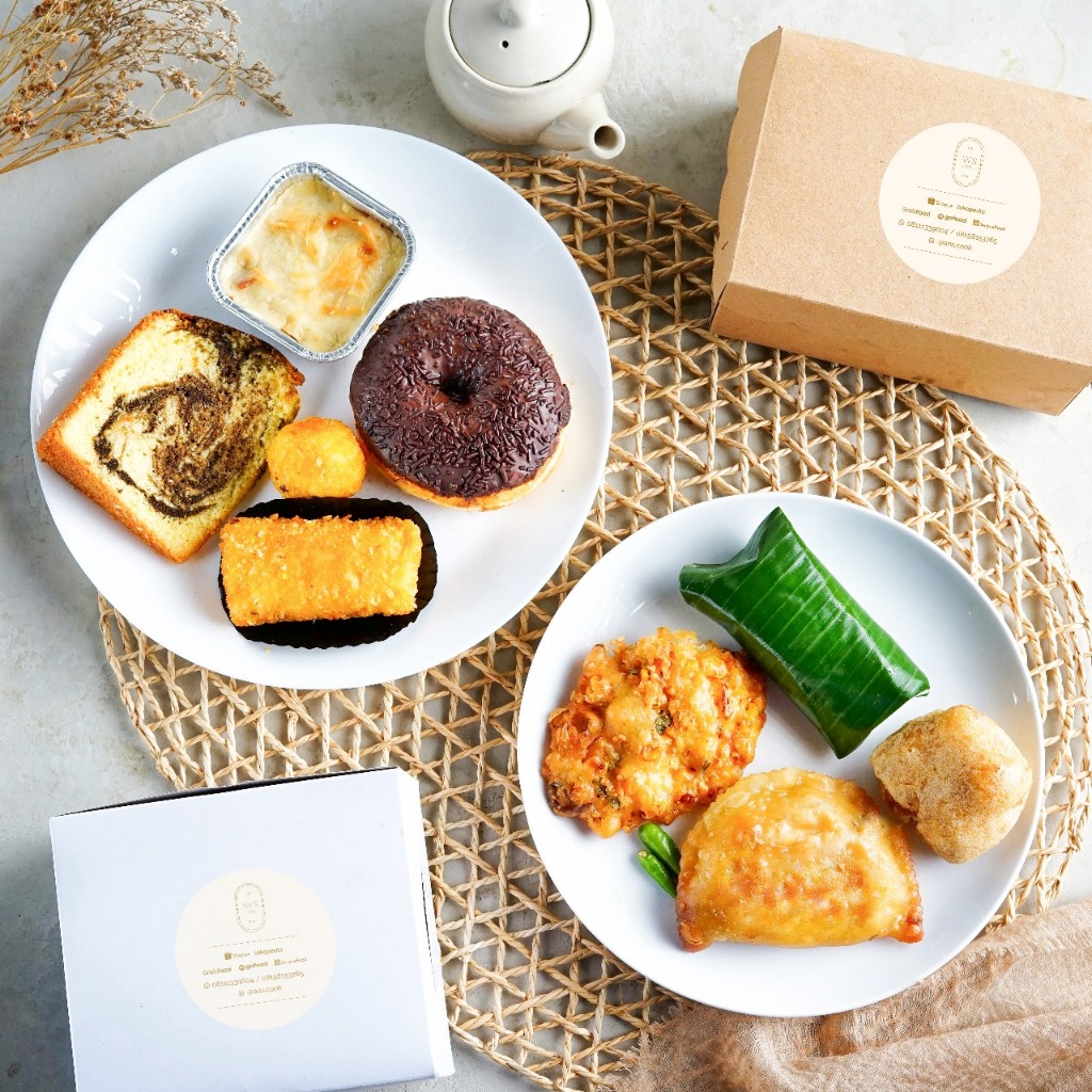 Snack Box isi kue jajanan pasar donat macaroni risoles lasagna pastel lemper gorengan donut marmer c