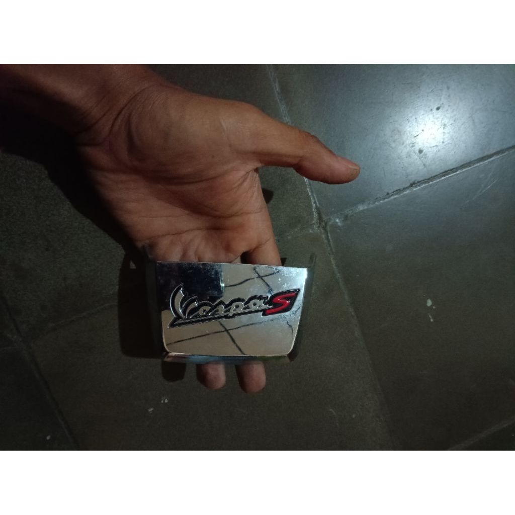 Tutup cover emblem behel begel belakang motor Vespa matic matik vespa s original ORI second bekas ut