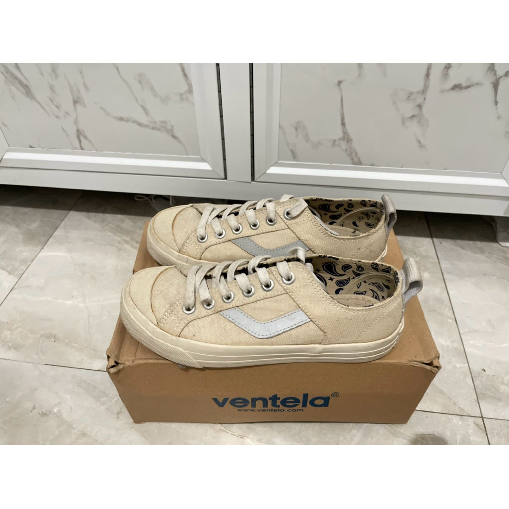 sepatu ventela lis nyala