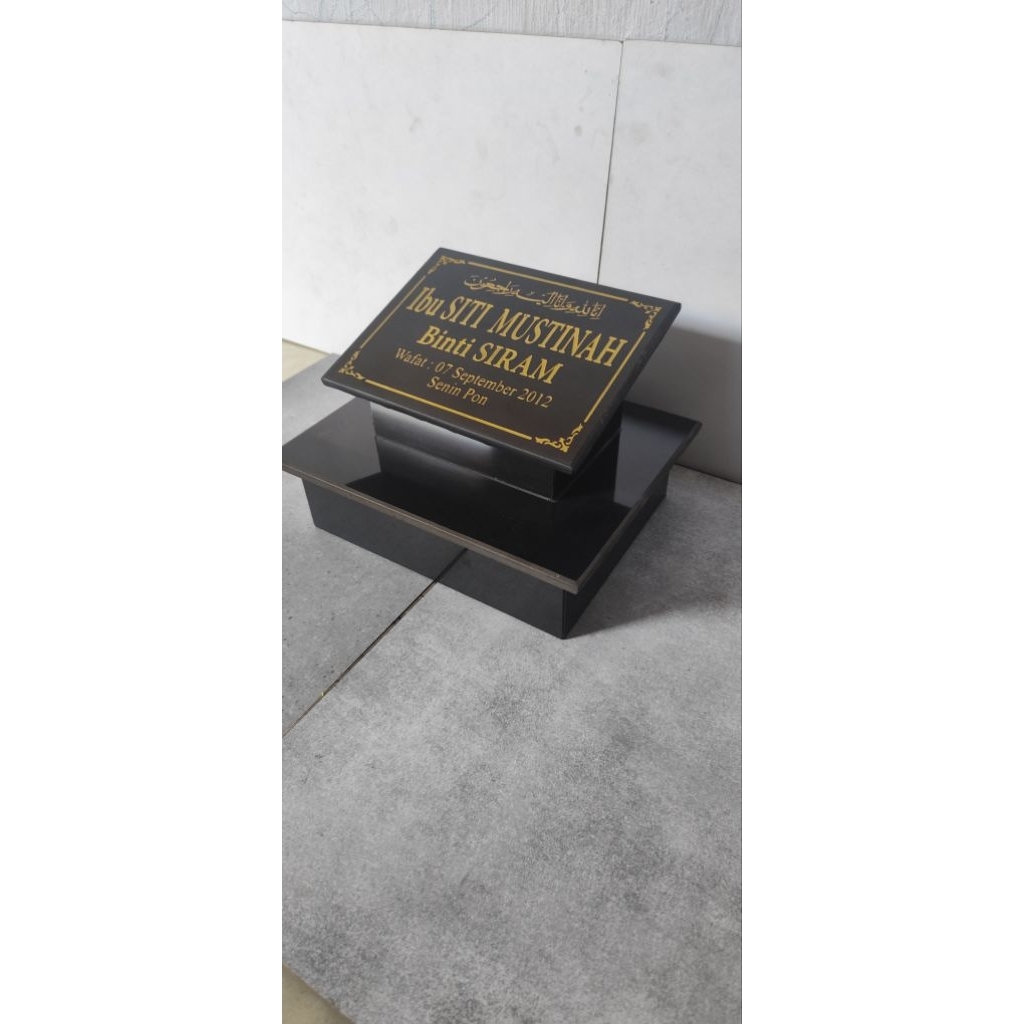 batu nisan bayi.batu nisan kecil. ukuran 20 x 25 bahan granittile free packing kayu