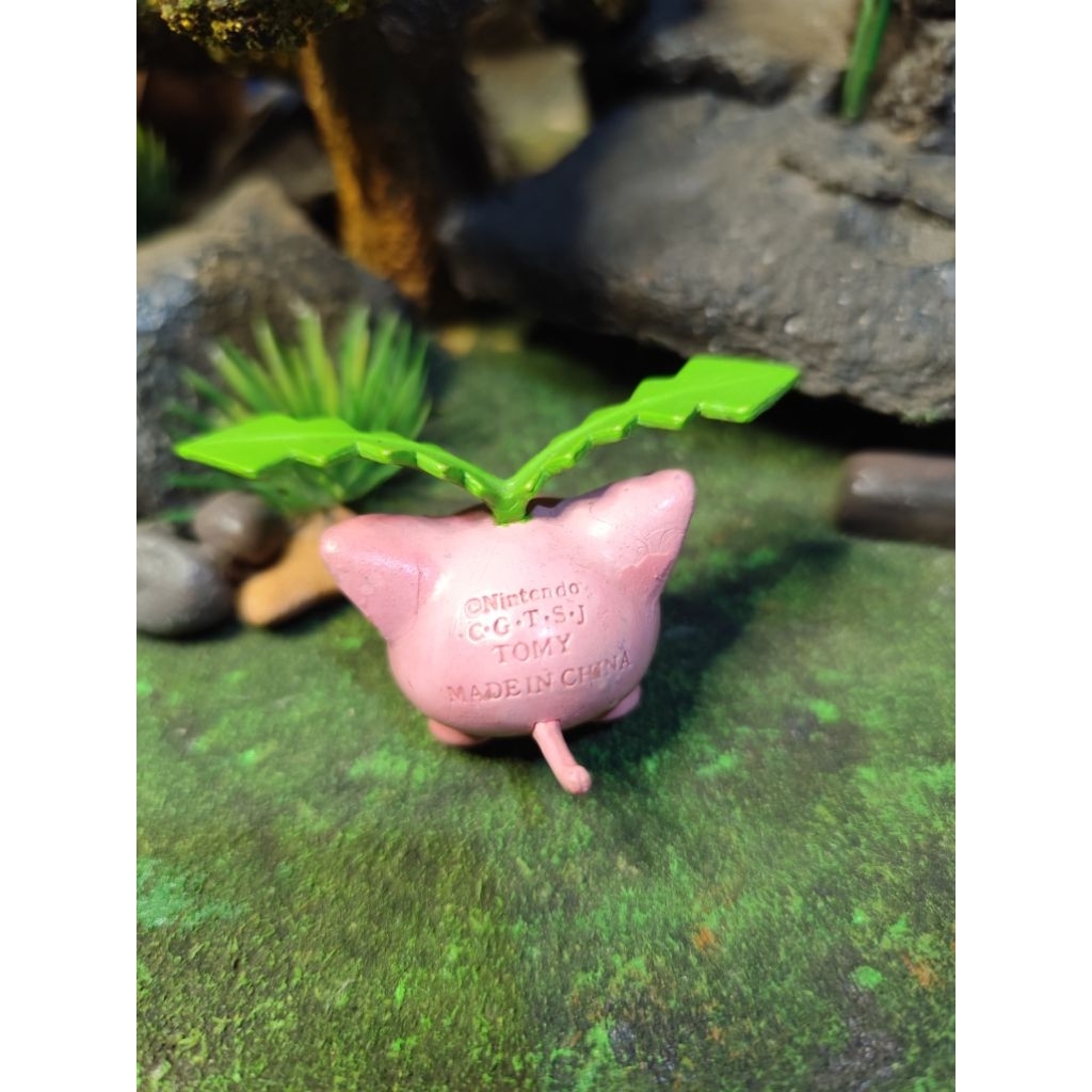 pokemon figure - hoppip - tomy