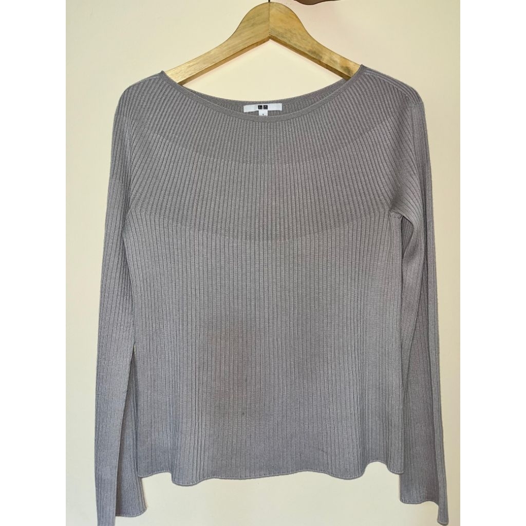 Preloved Atasan Wanita Rajut Uniqlo