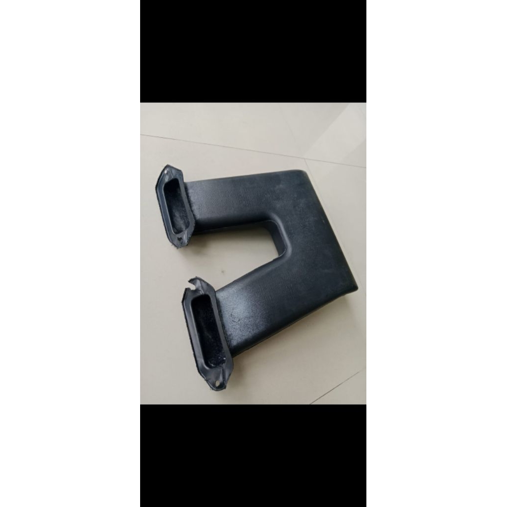 Pipa/ Belalai selang AC Kijang Super u/bagian tengah dpn tuas persneling