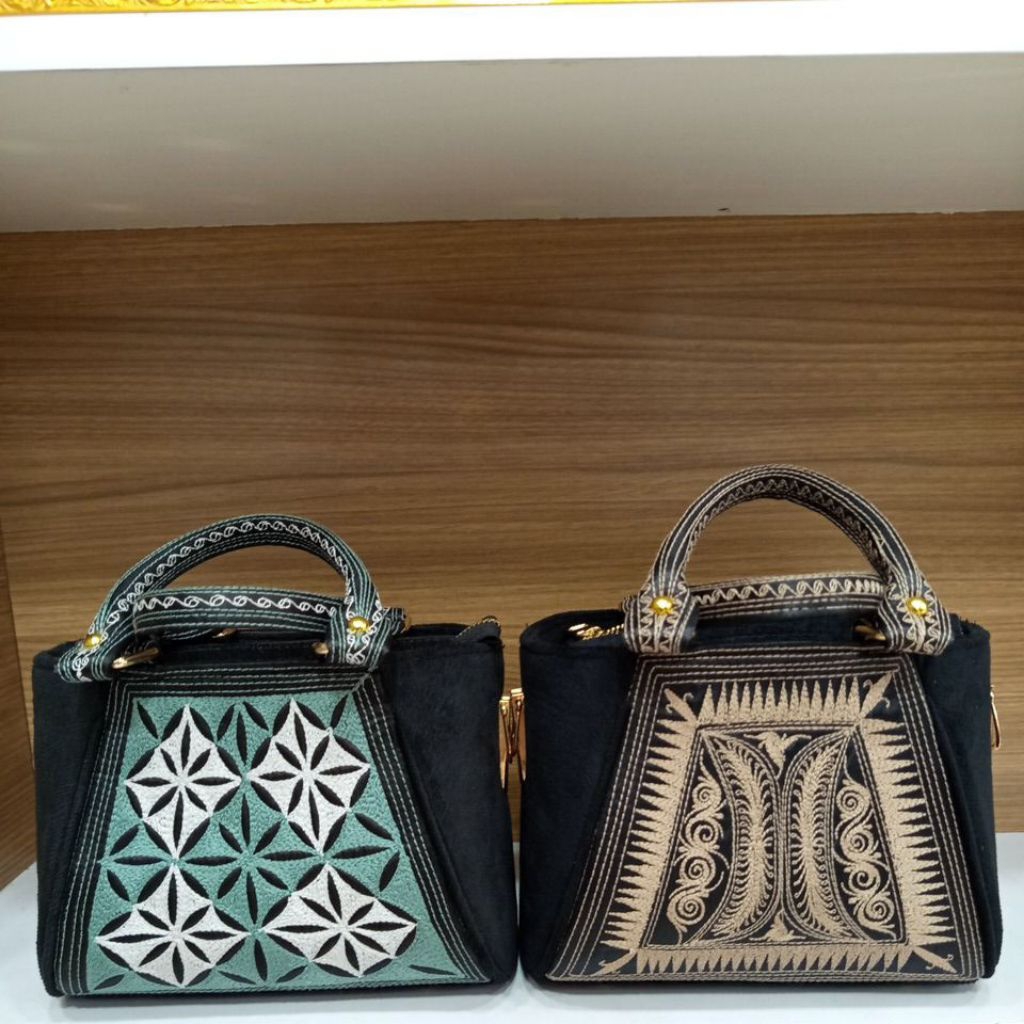 tas beludru ukuran kecil khas Aceh