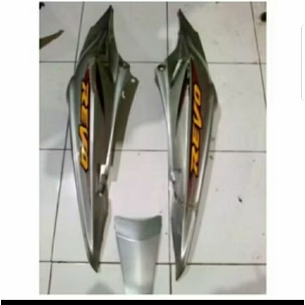 cover body samping belakang Revo lama warna abu-abu+ stripping