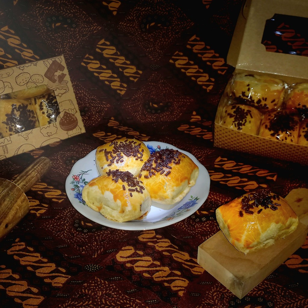 Bolen Pisang Coklat Keju (1 Box = 10 pcs)