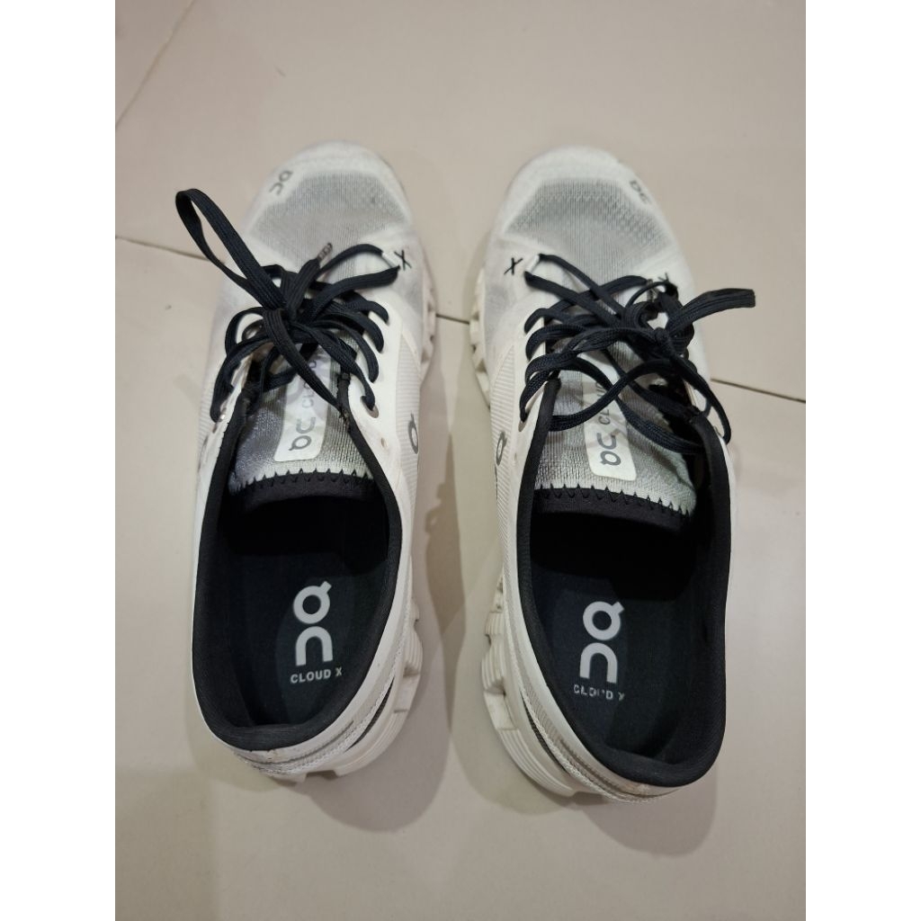 Preloved Sepatu Sport Pria Putih, Size 43