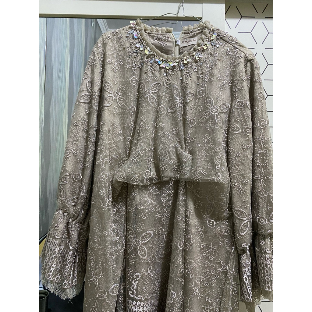 (Preloved) Almahyra Looks Sora Tunik