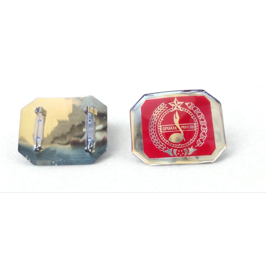 Atribut Pramuka Tanda Topi Kuningan Etsa Dengan Peniti