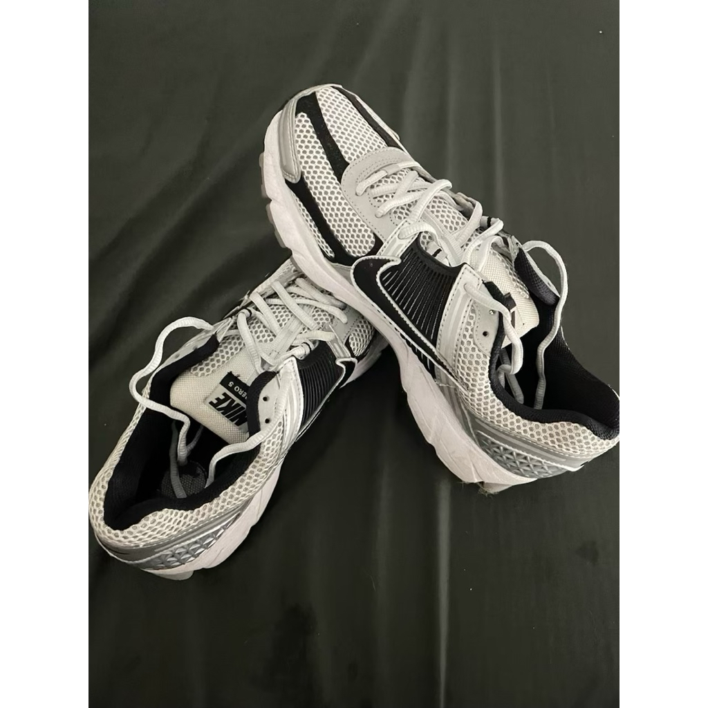 NIKE vomero 5