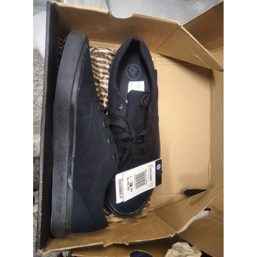 sepatu volcom full black original