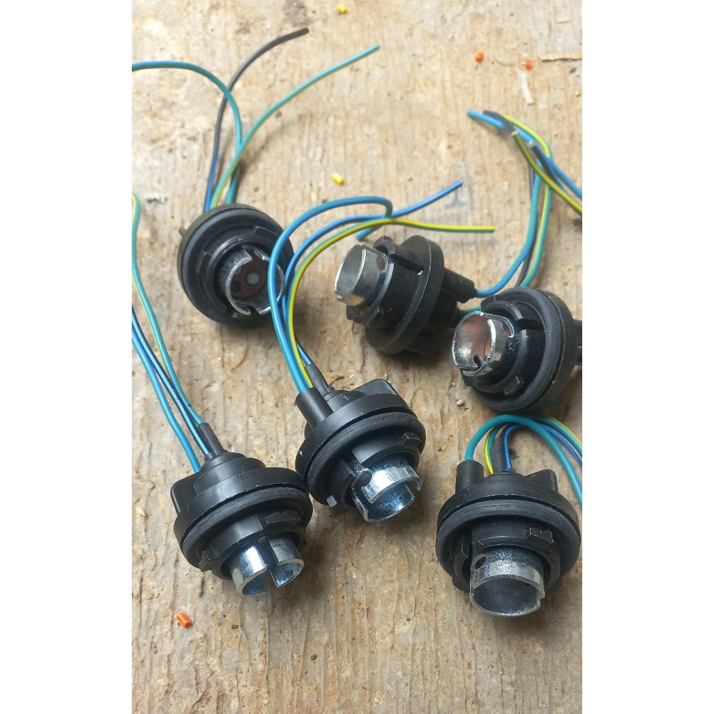 FITING LAMPU BELAKANG MOTOR MOBIL UNIVERSAL