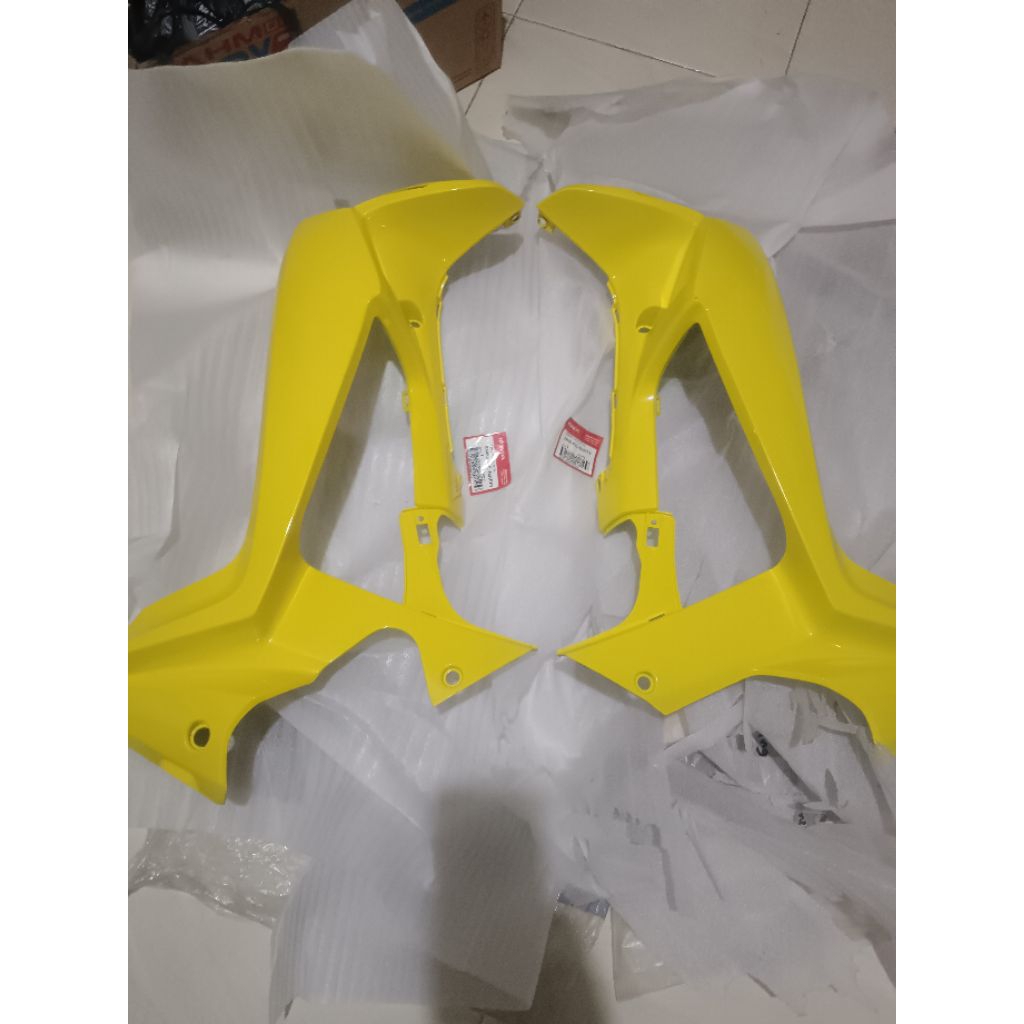 leksil luar honda SUPRAX125 injeksi warna kuning original ahm kode part 64450-KVL-NO1PFY--64400-KVL-