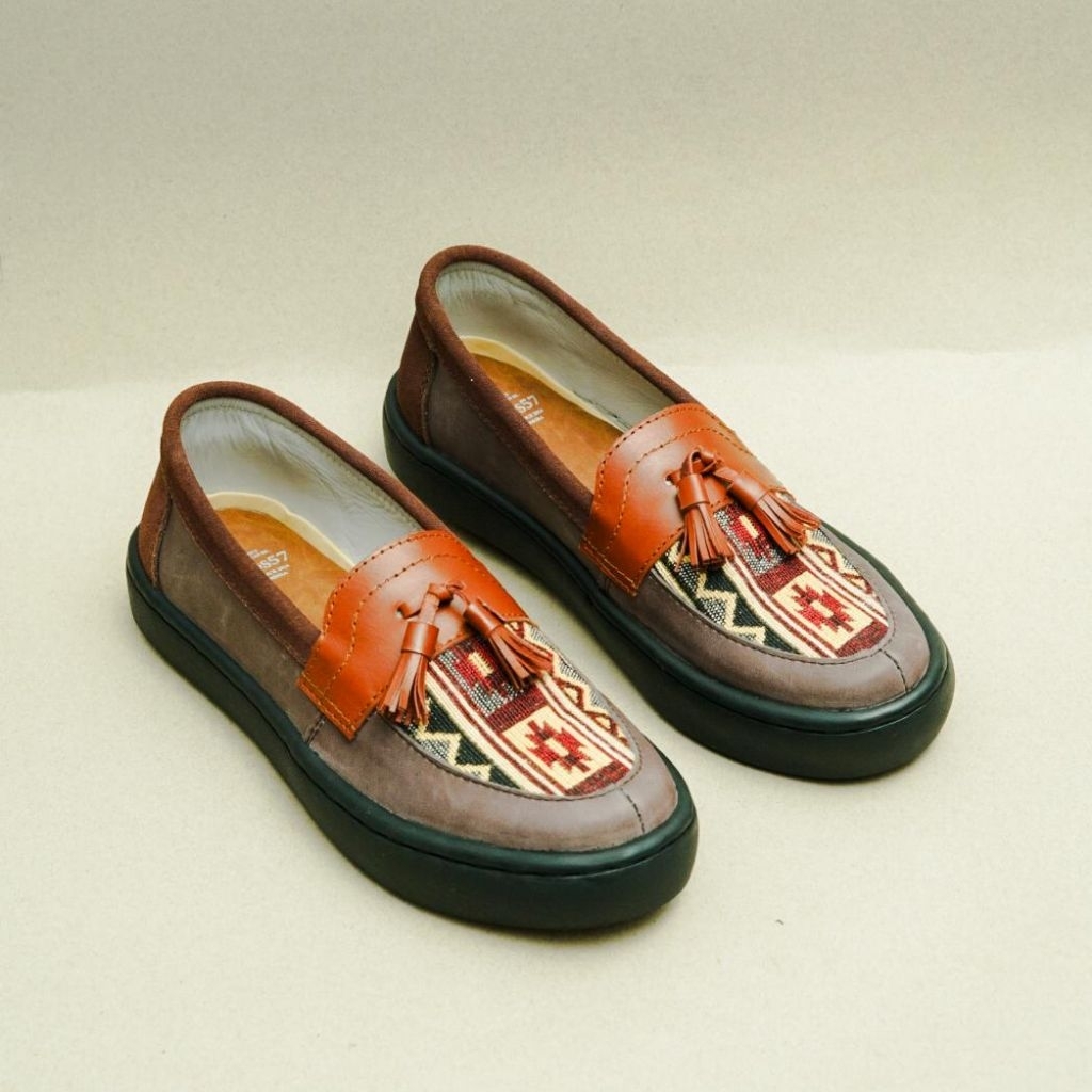 Sepatu Sneakers Kulit Pria Exodos57  - New Sintuwu Etnik