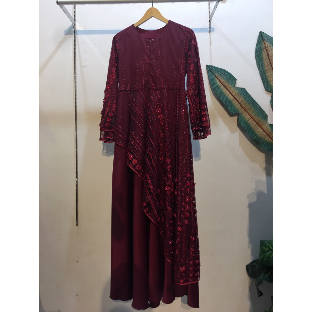Gamis Abaya Merah Maroon berpadu dengan tile mutiara
