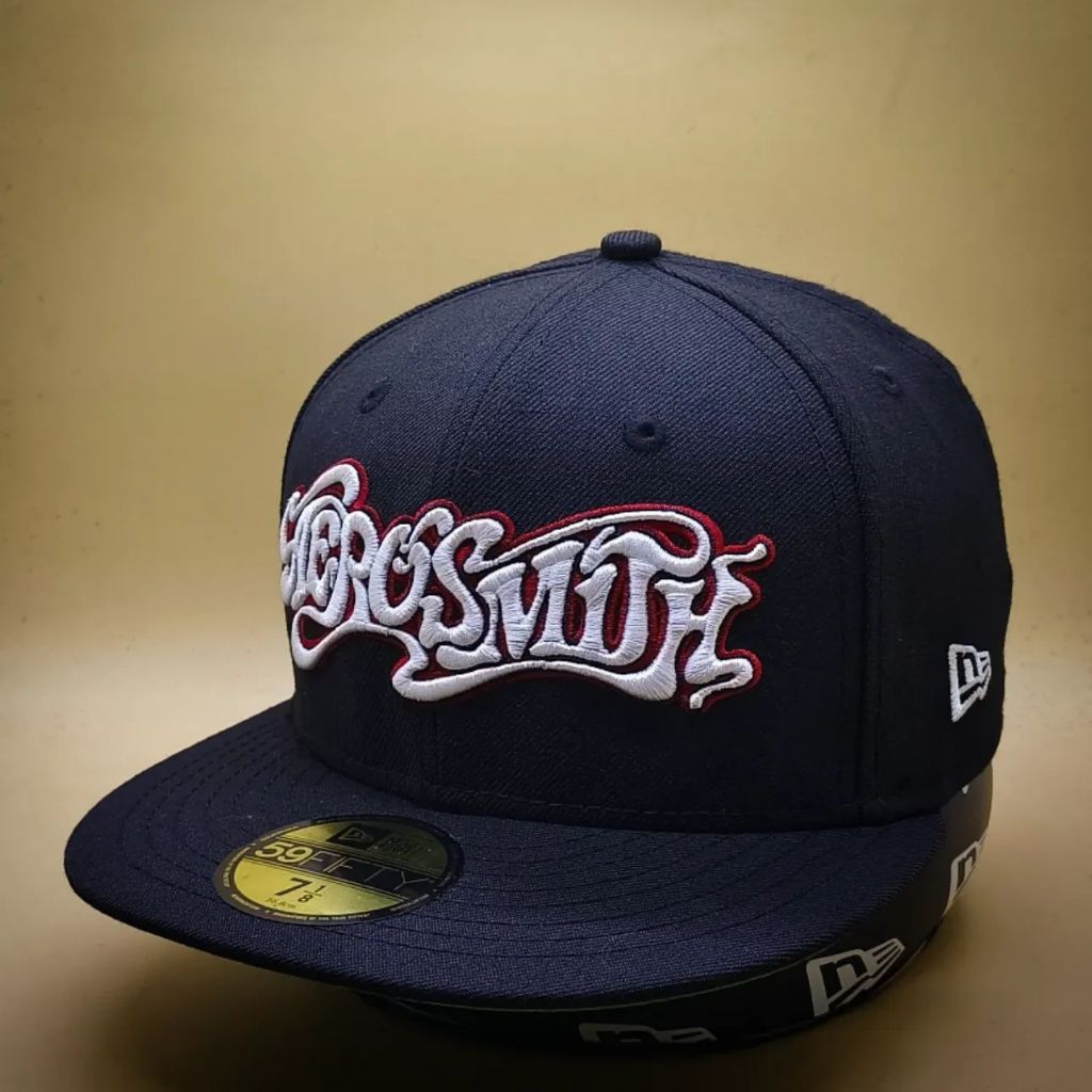 Topi NE Original Aero Smith Script Logo 71/8 Fitted
