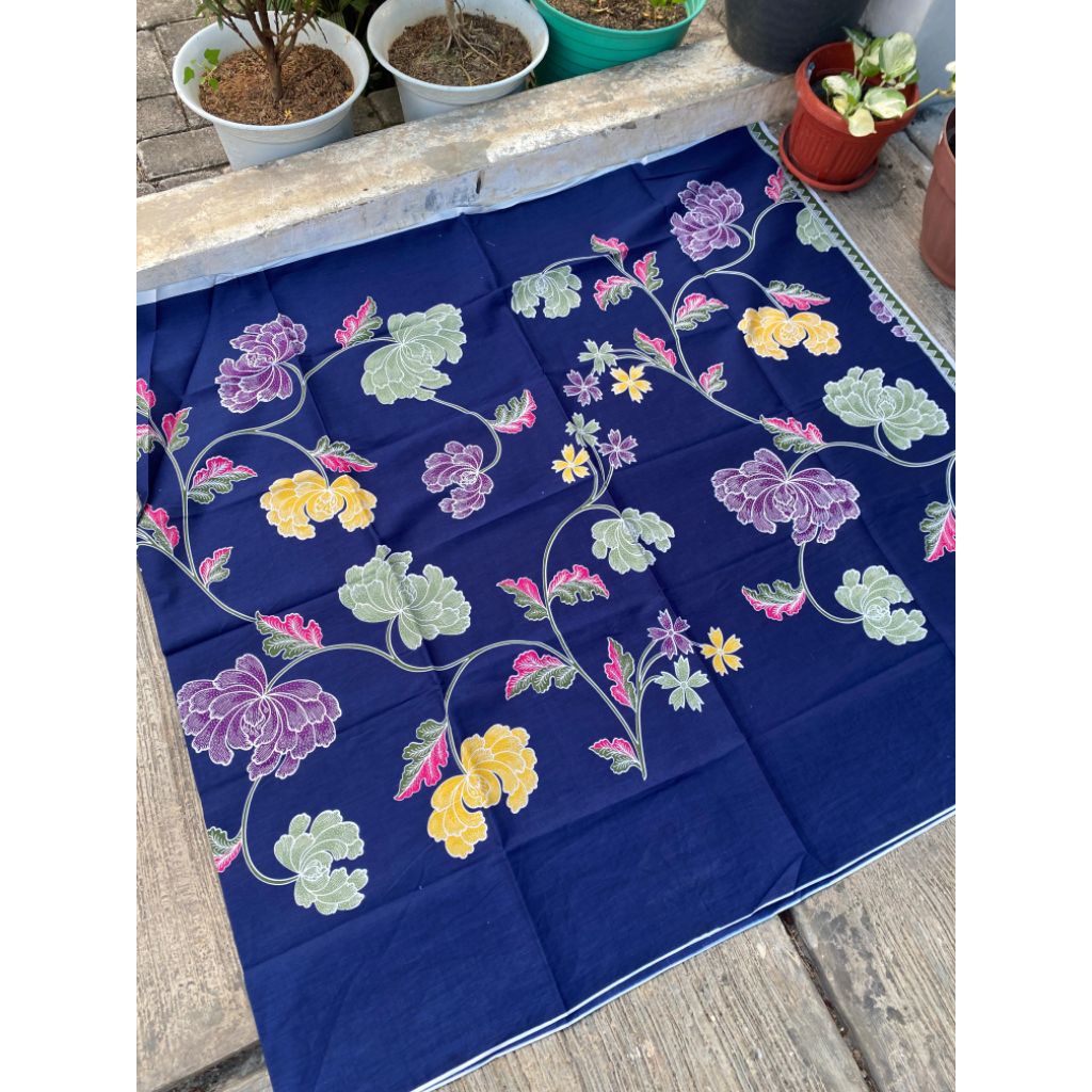 TERLARIS KAIN BATIK LAWEYAN SOLO KEMBANG RAMBAT UNGU WARNA DASAR BIRU
