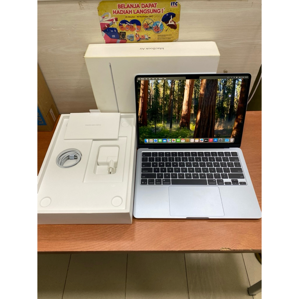 Second MacBook Air M4 13 inch 2025 16/512GB Sky Blue Garansi iBox Panjang