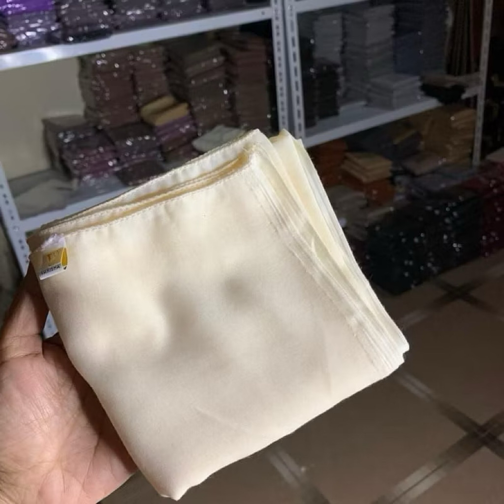 Hijab segi empat paris jadul cream segiempat warna cream paris jadul warna cream •Cream•
