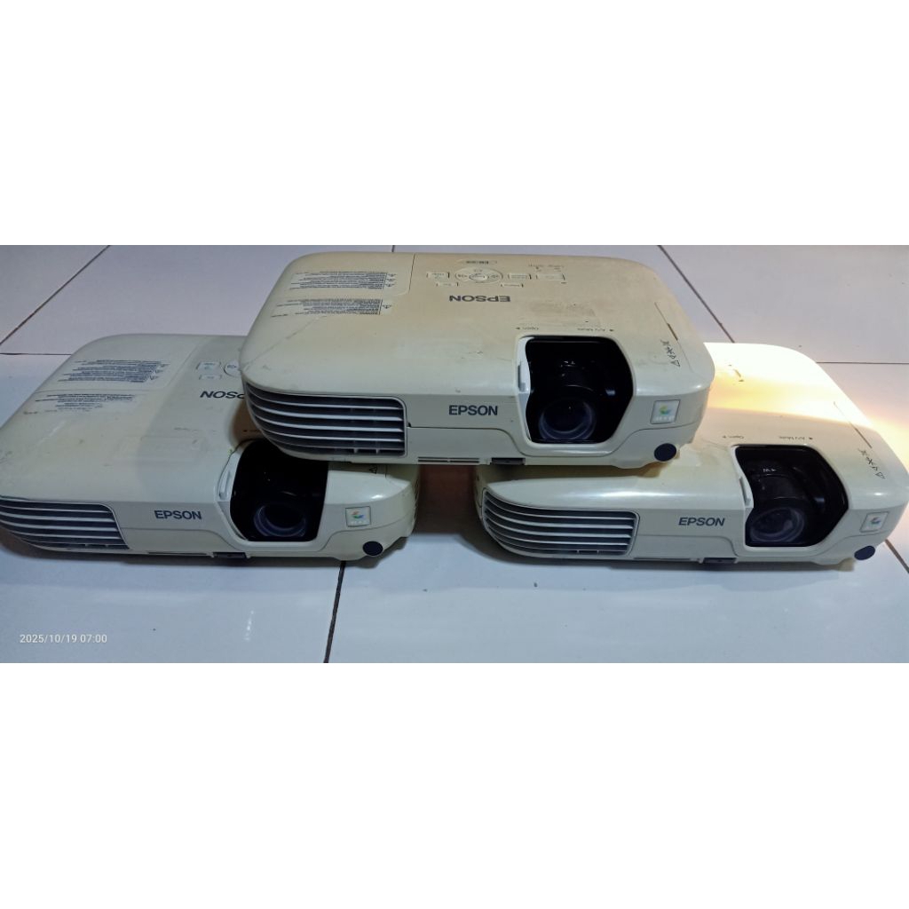 proyektor epson eb-x9 minus minta ganti lampu...body kurang bagus ada retak retak