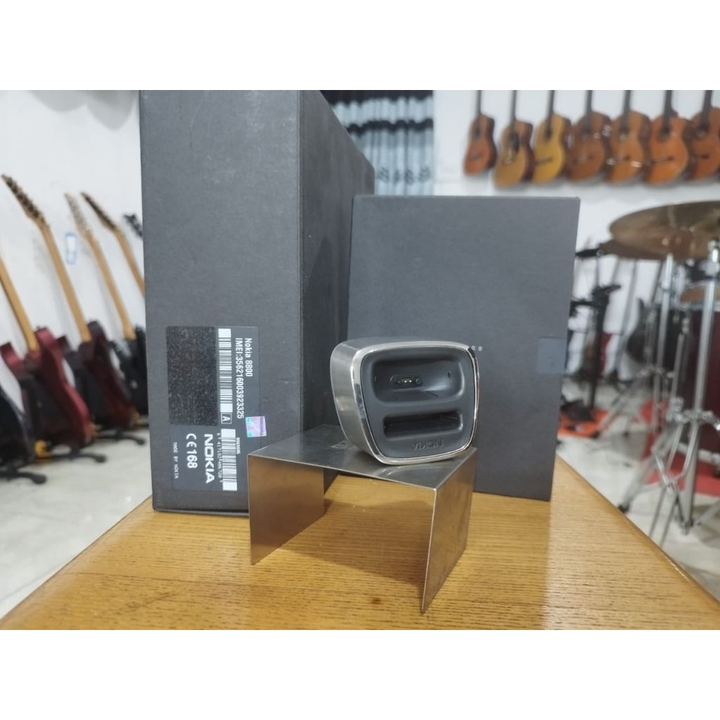 KOTAK & CAS DEKSTOP HP NOKIA 8800 MULUS