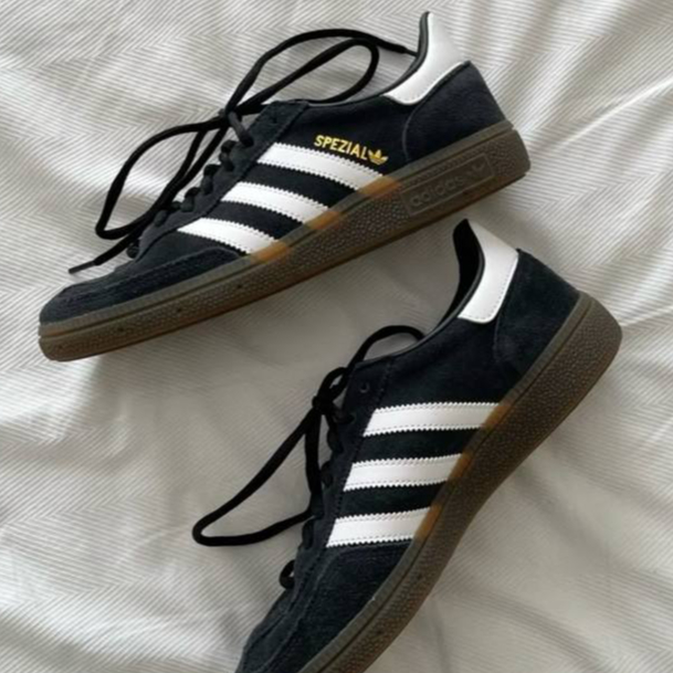 SEPATU ADIDAS HANDBALL SPEZIAL HANDBALL CORE BLACK FEATHER WHITE ORIGINAL FREE PAPER BAG DAN FREE KA