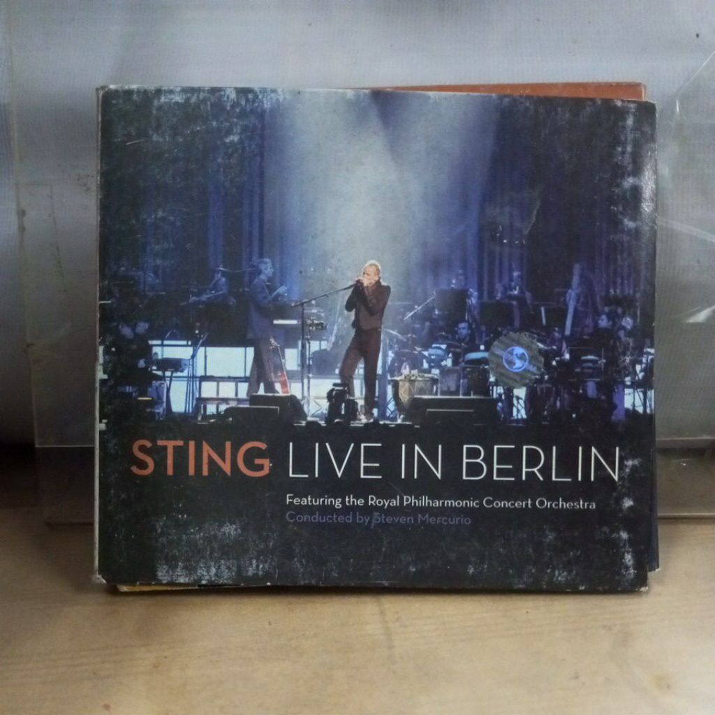 kaset cd dan dvd , sting live in berlin .