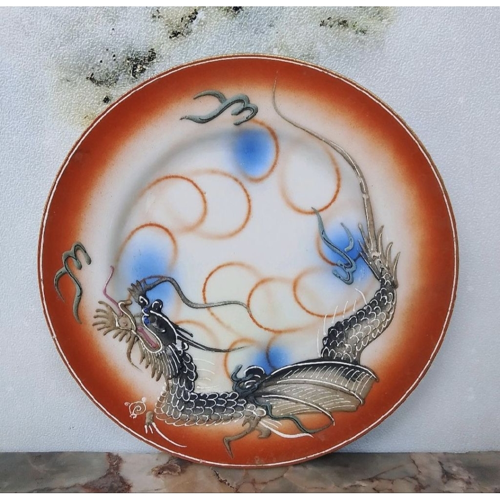 Piring keramik antik motif naga timbul Japan