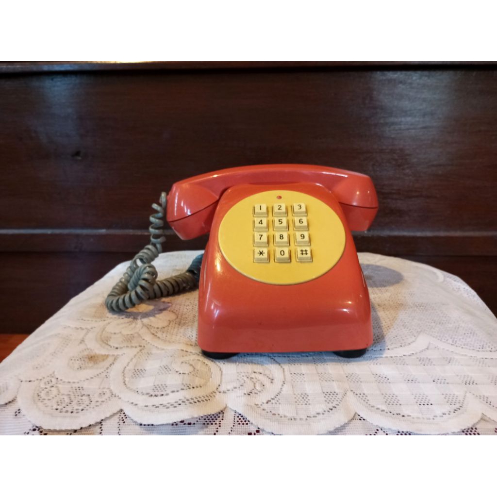 Pesawat Telepon Telpon Kabel Jadul Antik Vintage Lawas Fisik Mulus  Tua Kuno Retro Klasik Classic. 