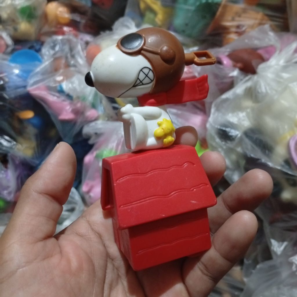 happy meal toys snoopy Peanuts house snoopy keychain