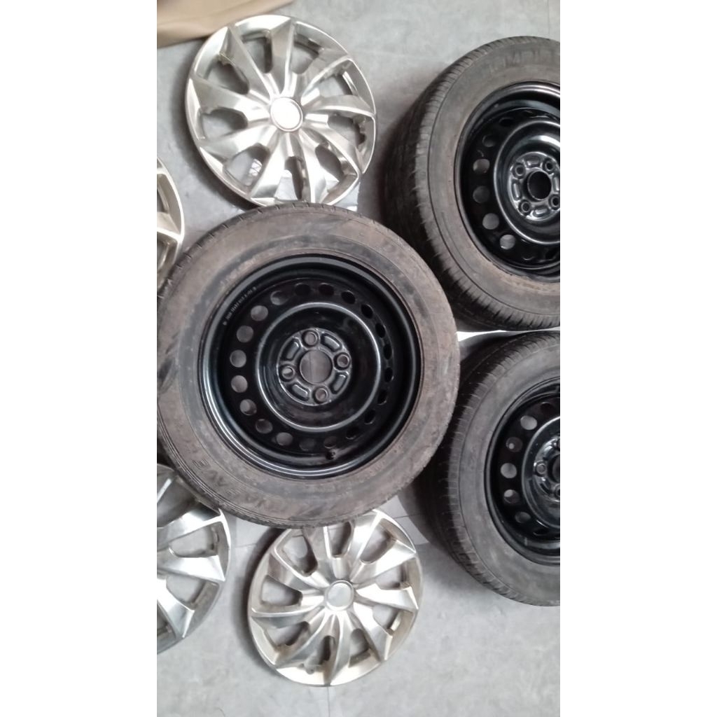 Velg dan ban mobil bekas