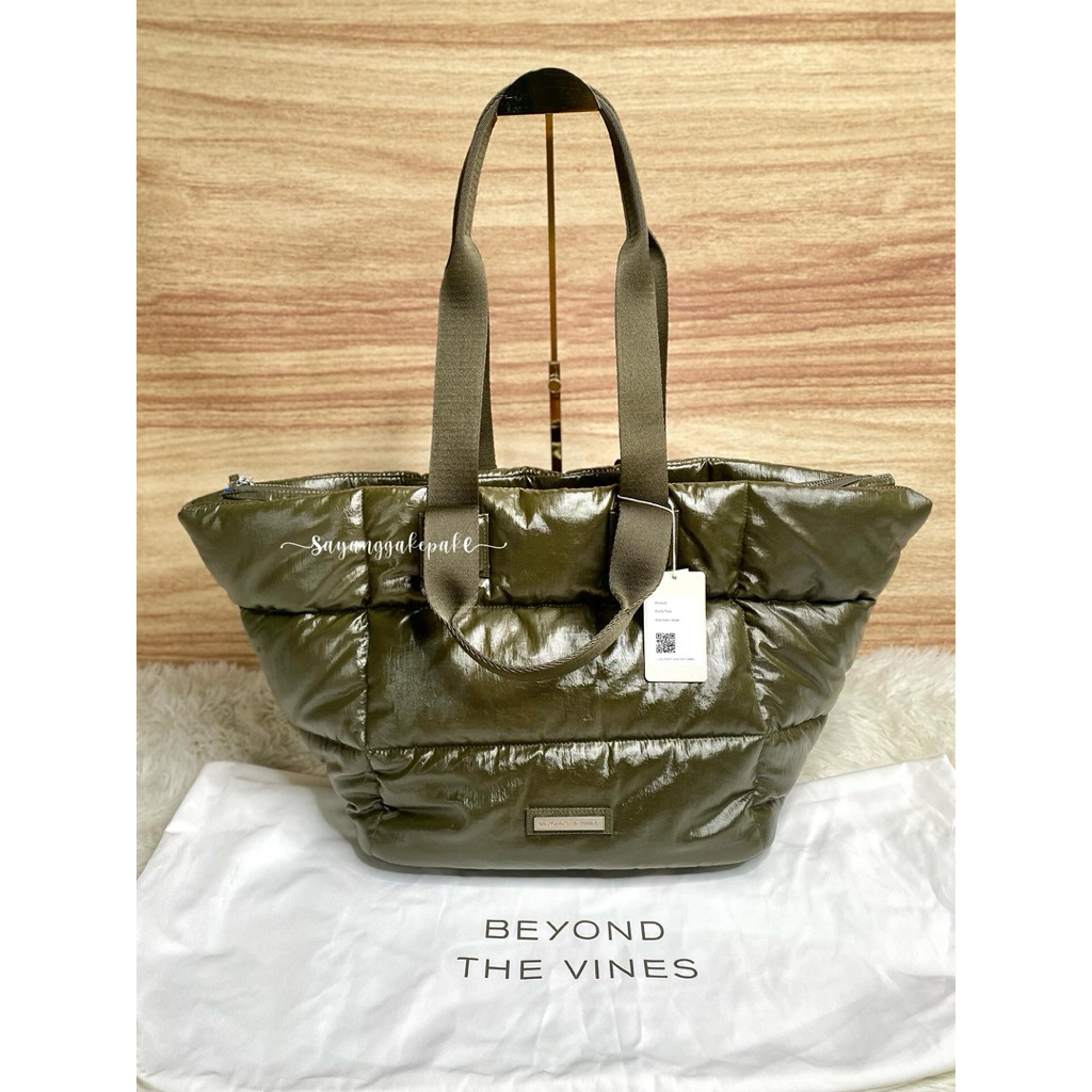 Preloved BTV Beyond The Vines Glazed Poofy Trapeze Bag