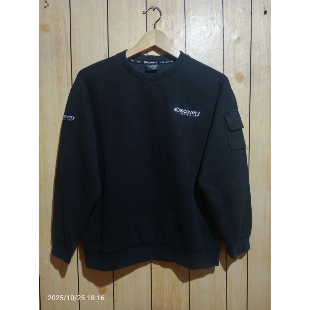 crewneck discovery patch saku samping