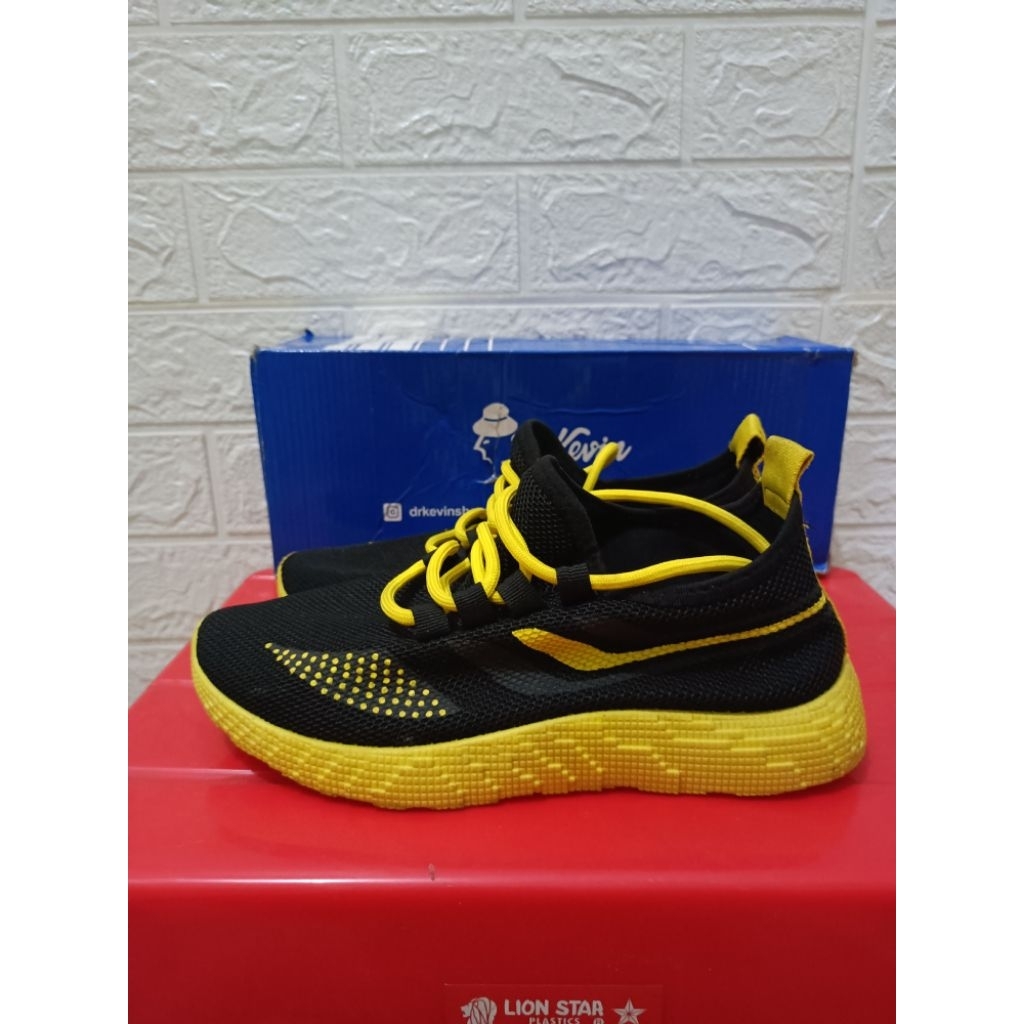 Dijual cepat sepatu anak merk Dr.Kevin. mulus