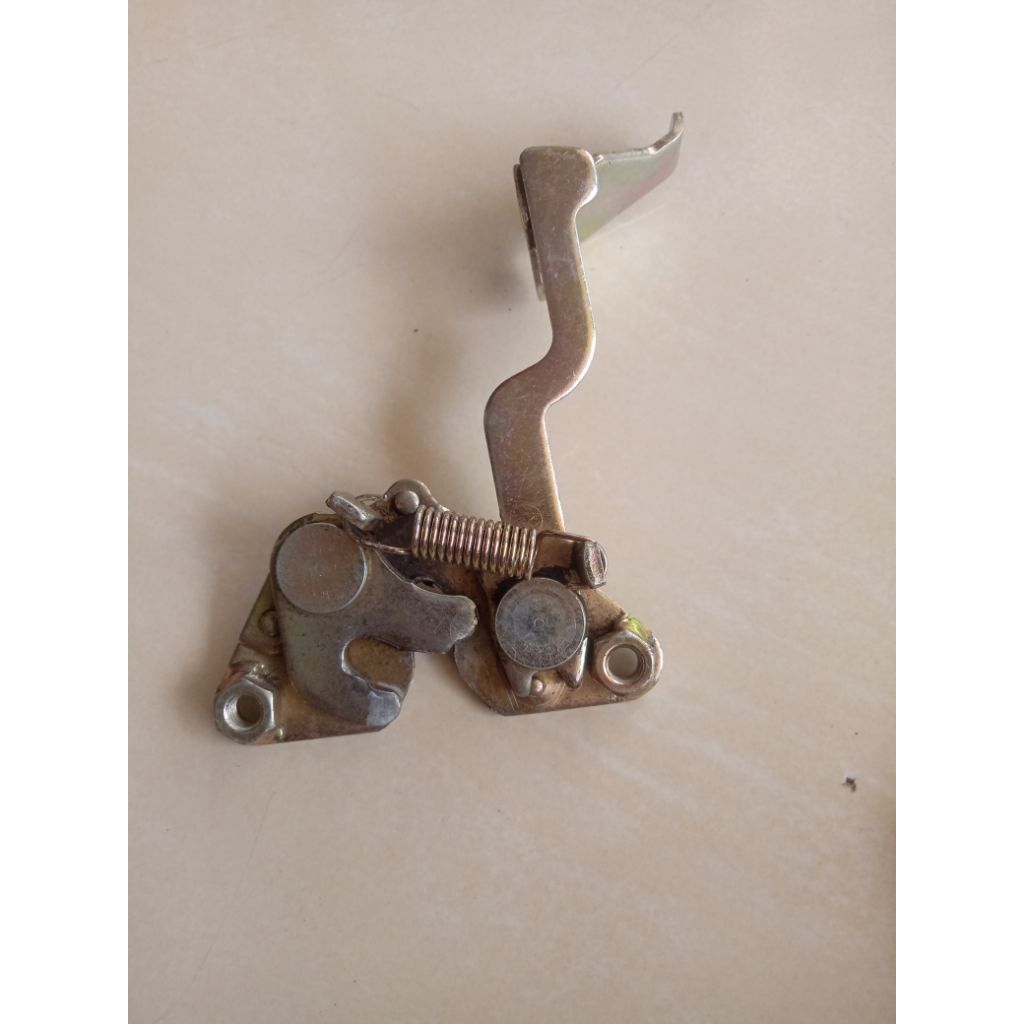 pengunci jok beat karbu original