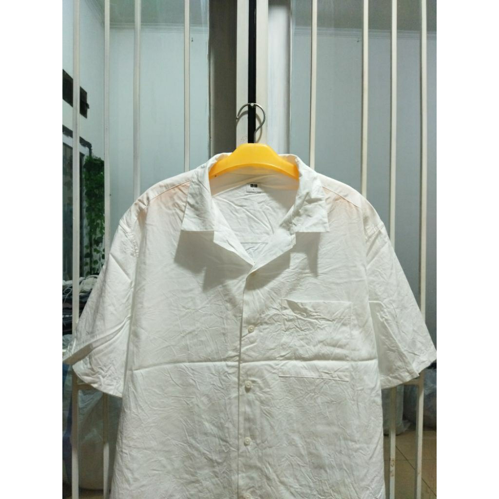 kemeja putih uniqlo open colar lengan pendek pria XL
