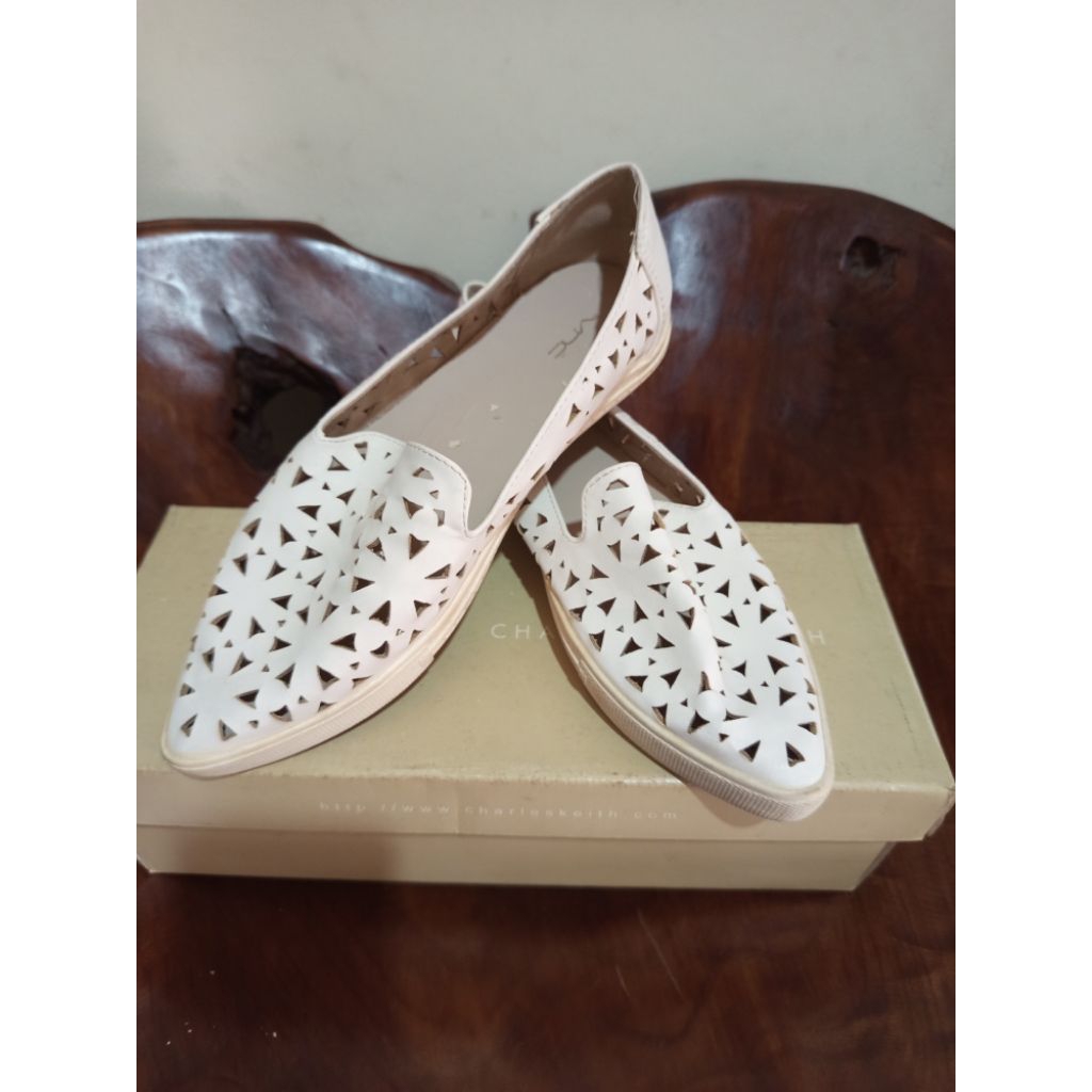 Sepatu flat VNC wanita preloved
