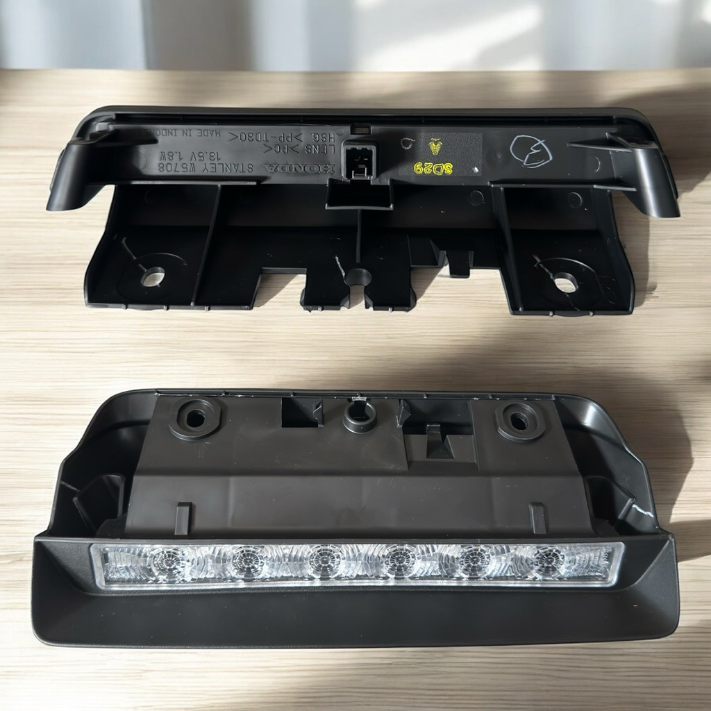 LAMPU STOP ATAU SPOILER YANG NEMPEL DI KACA BELAKANG HONDA MOBILIO LED ASLI