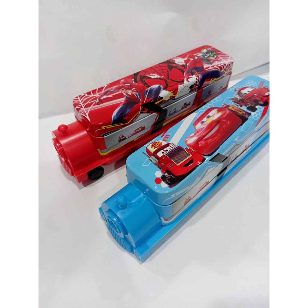 Tempat Pensil Kaleng Karakter Bentuk Kereta QZ-6101 dengan Desain Spiderman dan Cars untuk Anak-anak