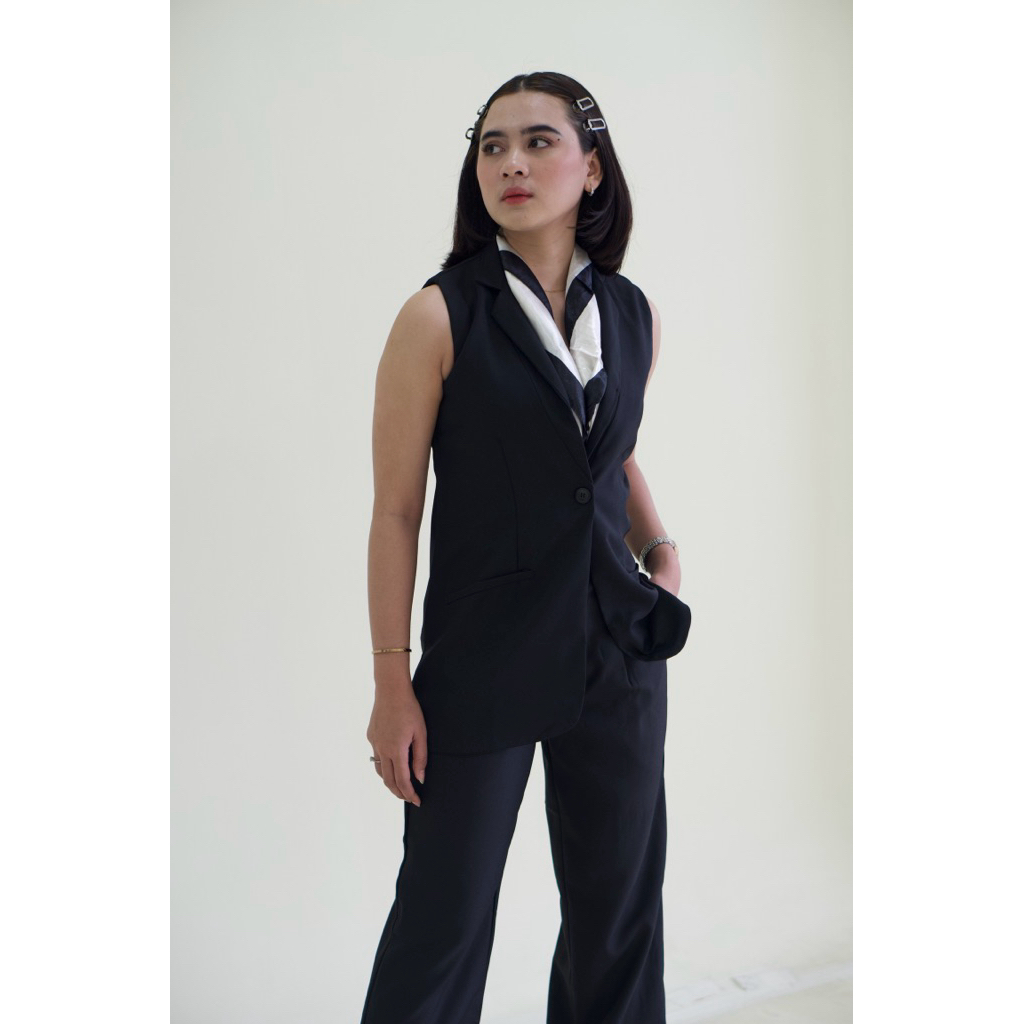 DICHTA – Empower Vest | Classic Lines