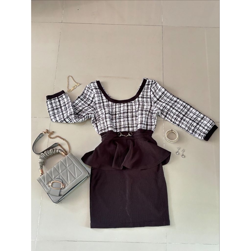 Temukan outfit murah dress two tone hitam putih motif kotak