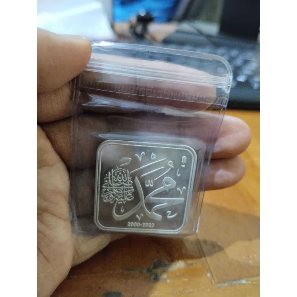 10 Dirham IMN, berat 31,1 gr dengan kemurnian perak 99,9%.