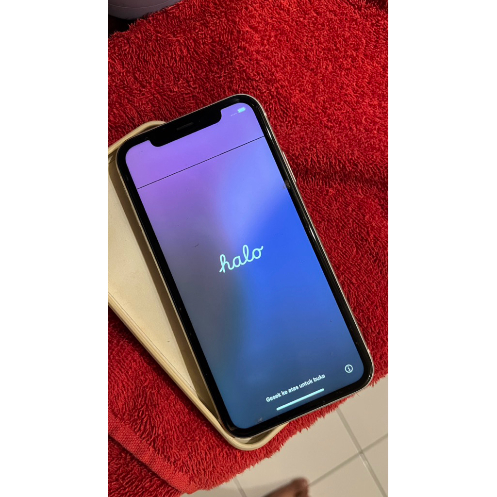 Second - iPhone XR Putih 128GB cacat layar
