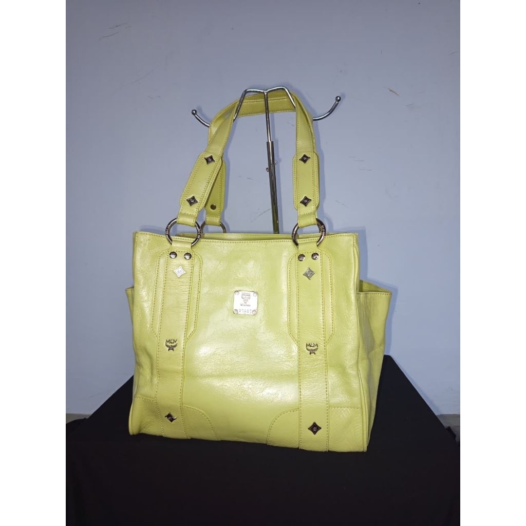 Tas Selempang Kulit Paten Kerut MCM (MCM Crinkled Patent Leather Satchel)